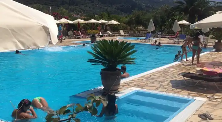 Camping Karavomilos Beach