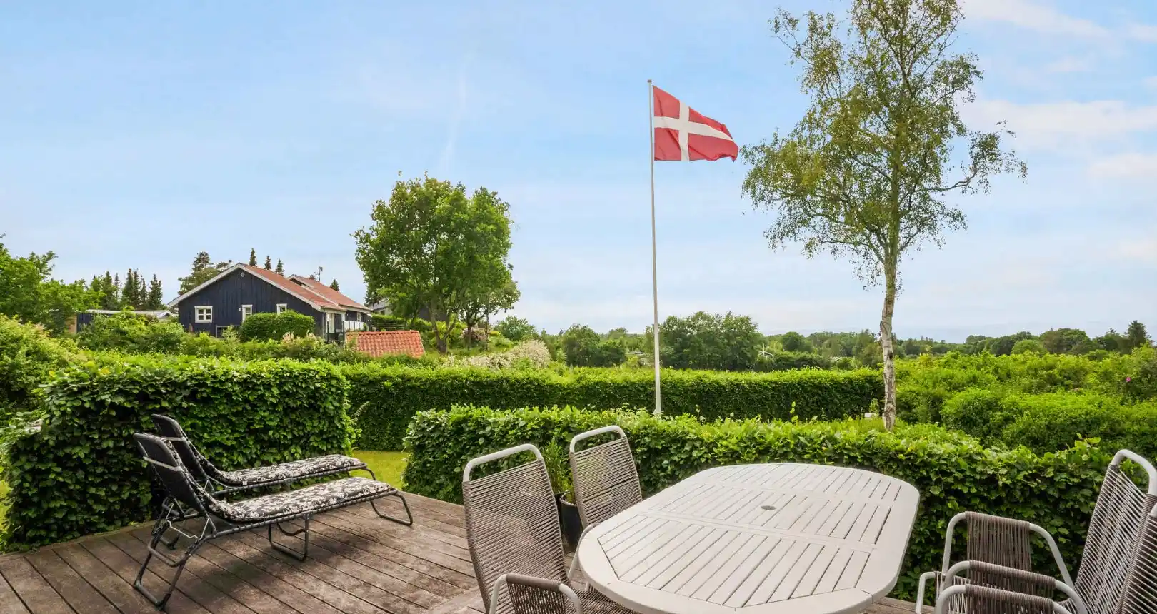 Have med terrasse og flagstang