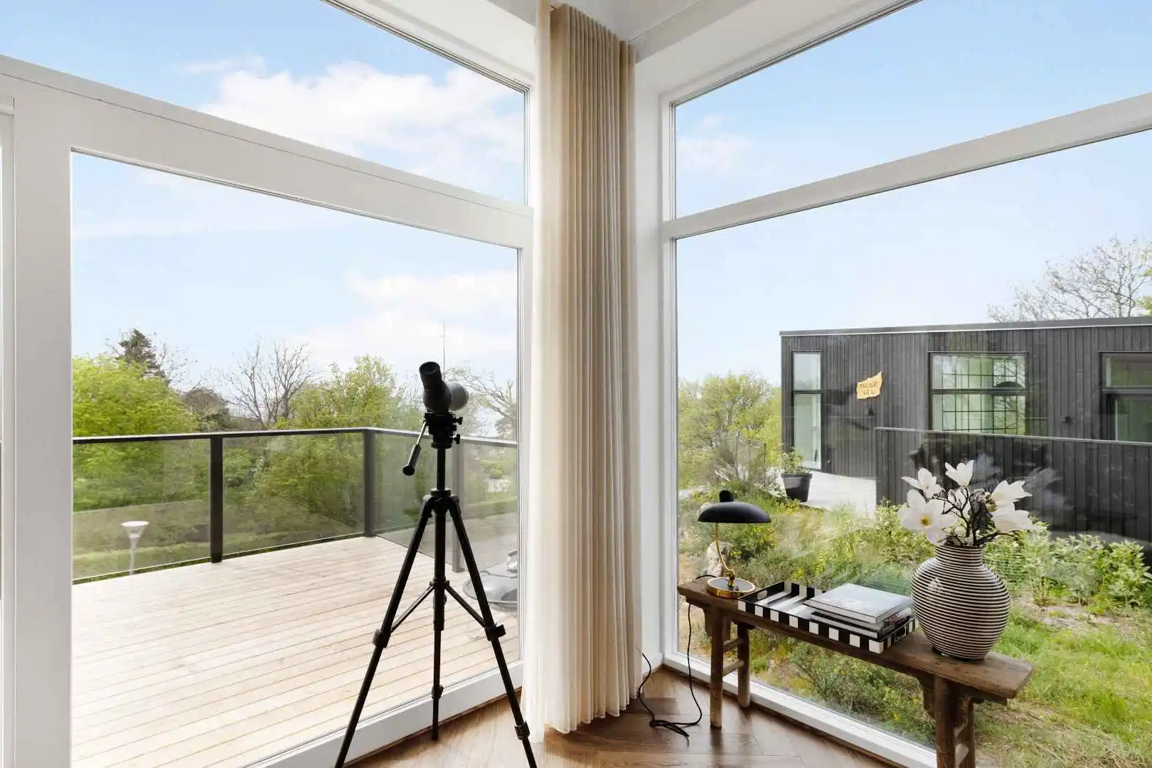 Stuerum i sommerhus med en kikkert