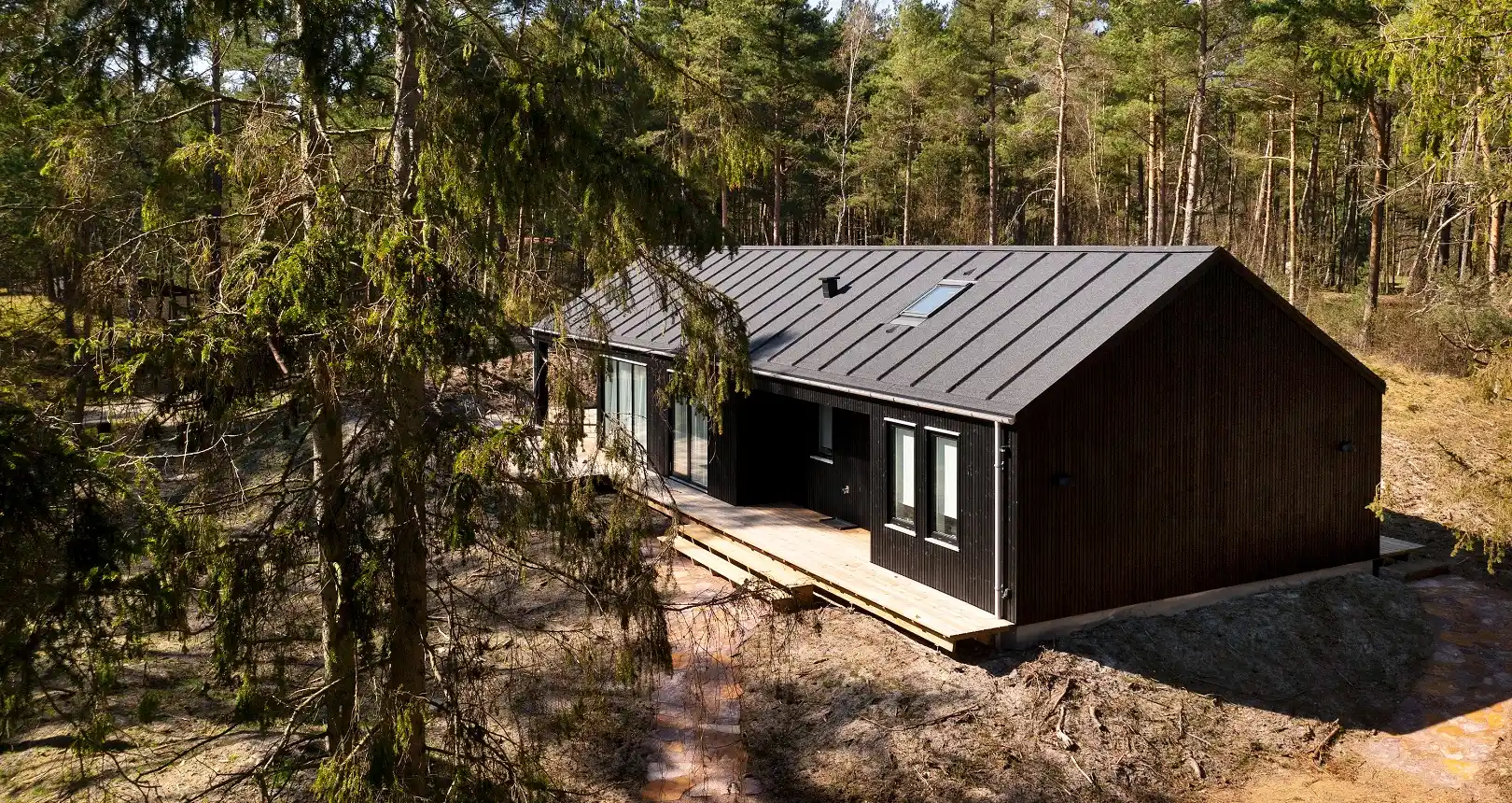 Sommerhus midt i en lysning i en skov