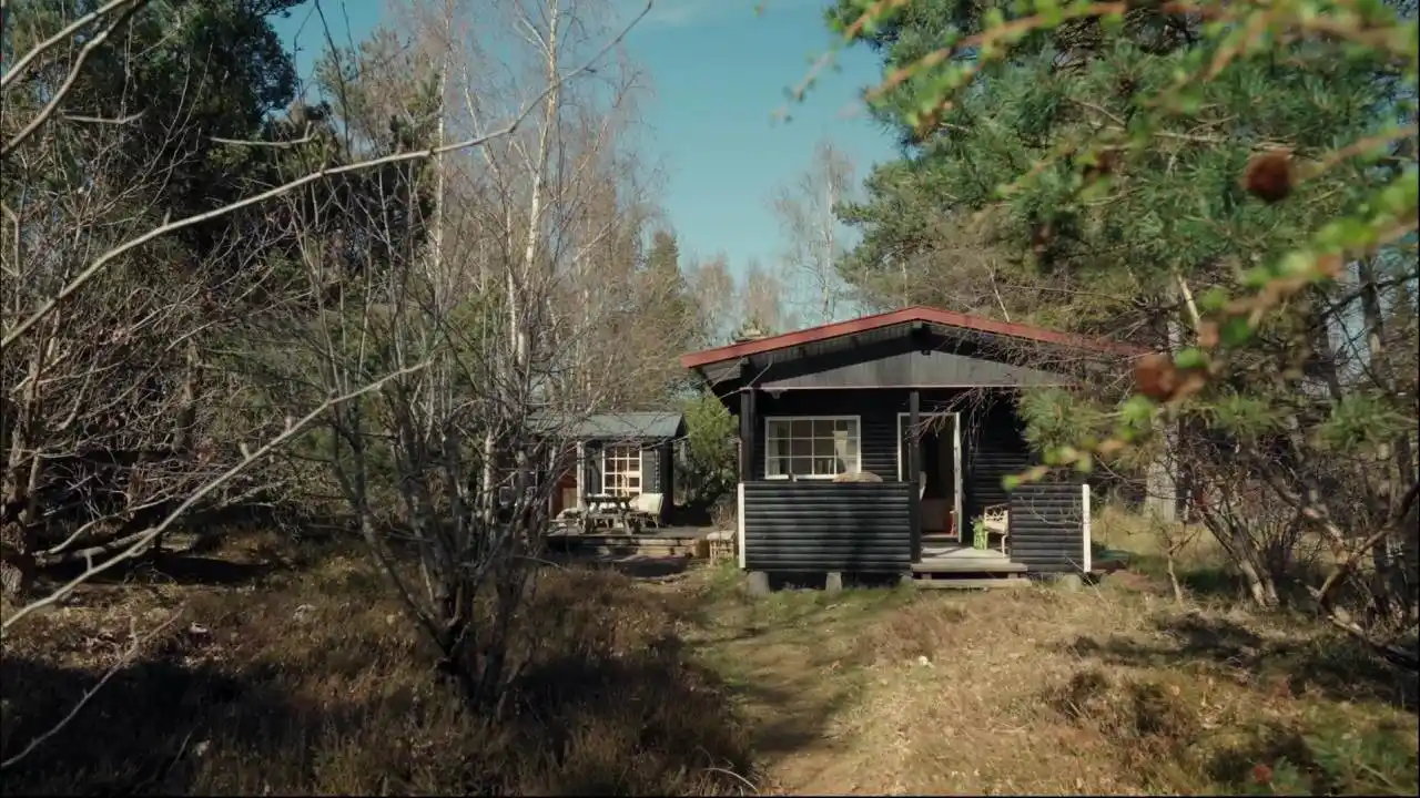 Idyllisk sommerhus i en skov