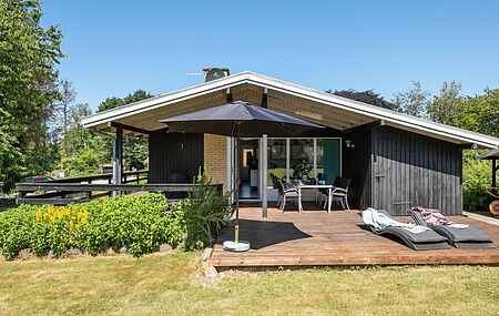 Landsbyhus ved Stoense Strand