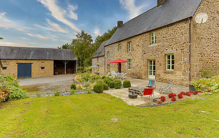 Farm house in Saint-Ouen-la-Rouërie