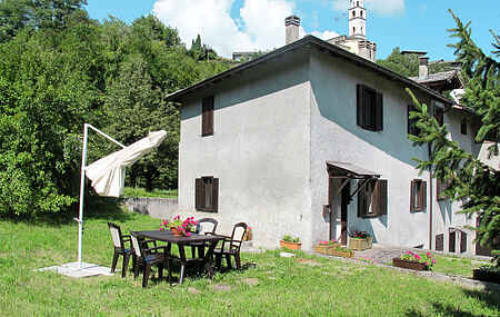 Town house in Calceranica al Lago