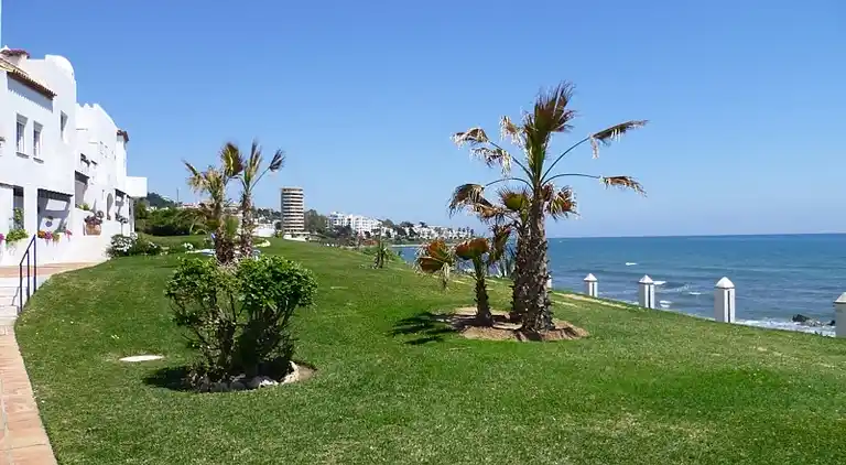 FRONT LINE BEACH APARTMENT