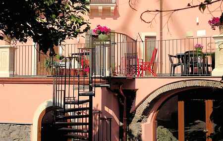 Apartments on Etna in a historical context