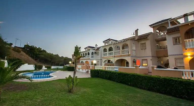 WIFI Aircon BBQ Sat TV Walking distance to beach