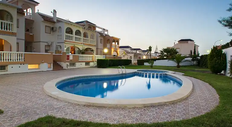 WIFI Aircon BBQ Sat TV Walking distance to beach