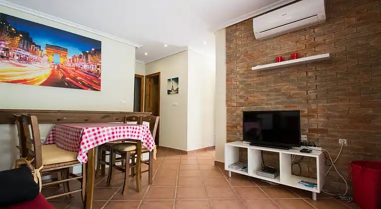 WIFI Aircon BBQ Sat TV Walking distance to beach