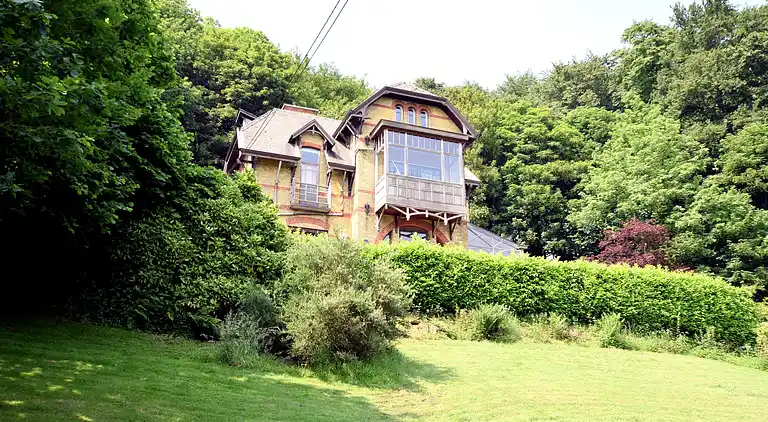 Manor house in Flobecq-Bois