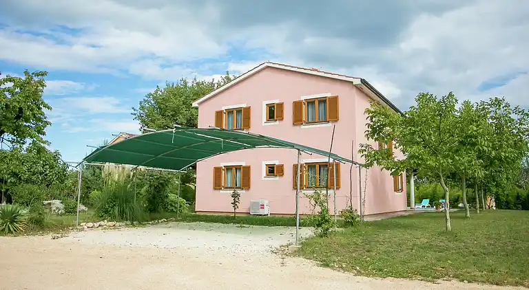Cottage in Laginji