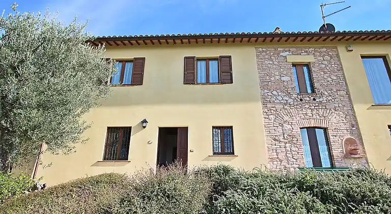 Farm house in Trevi