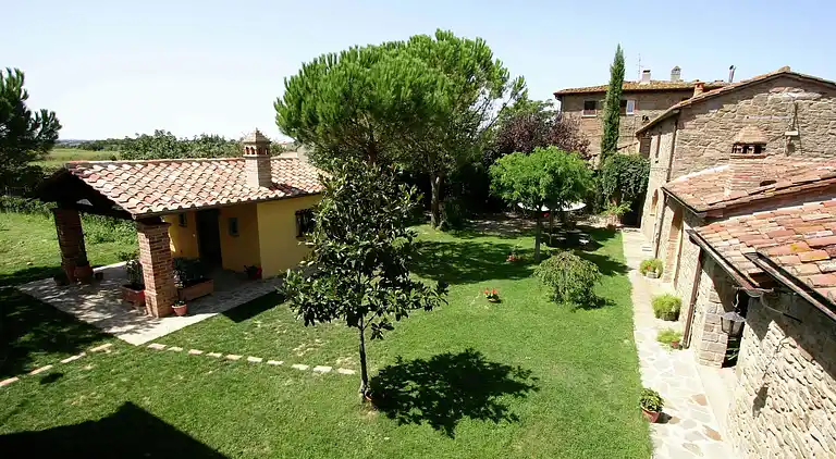 Farm house in Camucia