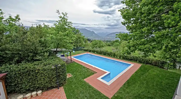 Manor house in San Valentino in Abruzzo Citeriore