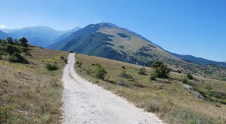 Manor house in San Valentino in Abruzzo Citeriore