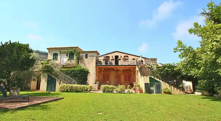 Manor house in Fitili