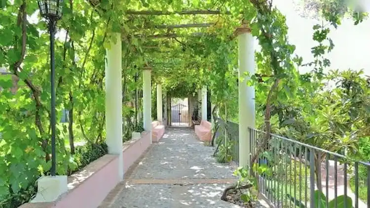 Manor house in Fitili