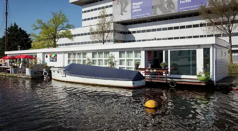 Houseboat in Amsterdam-Zuid