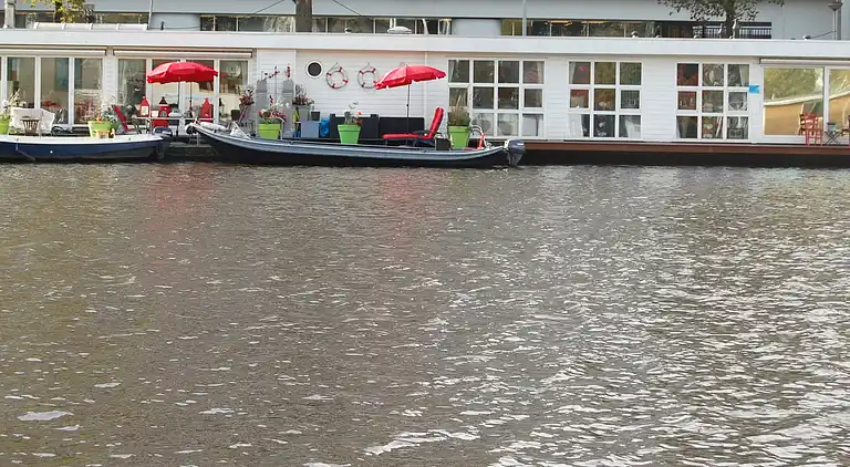 Houseboat in Amsterdam-Zuid