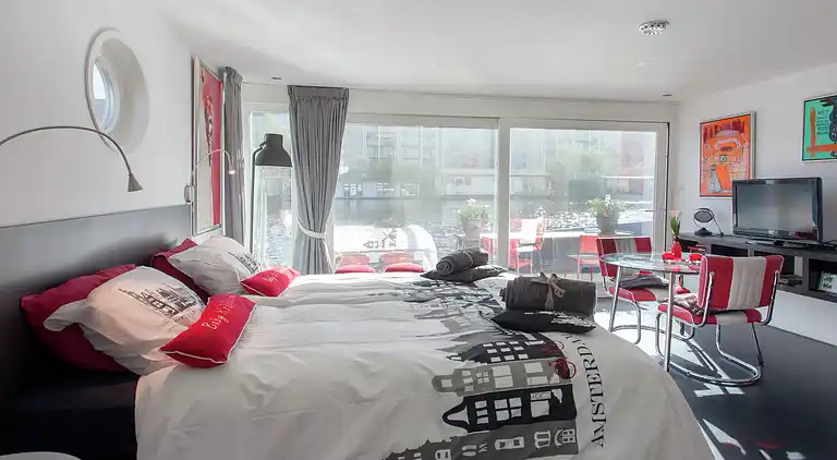 Houseboat in Amsterdam-Zuid