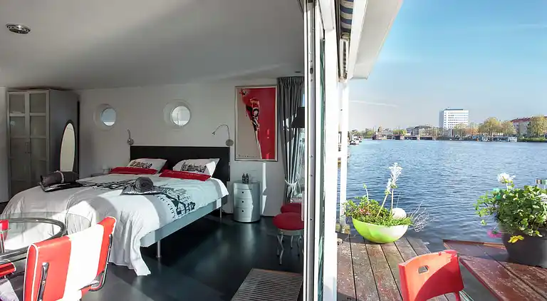 Houseboat in Amsterdam-Zuid