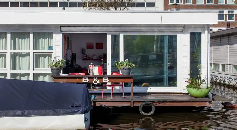Houseboat in Amsterdam-Zuid