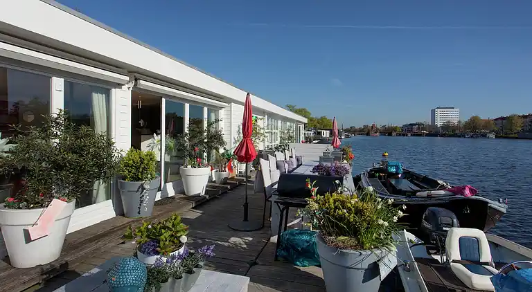 Houseboat in Amsterdam-Zuid