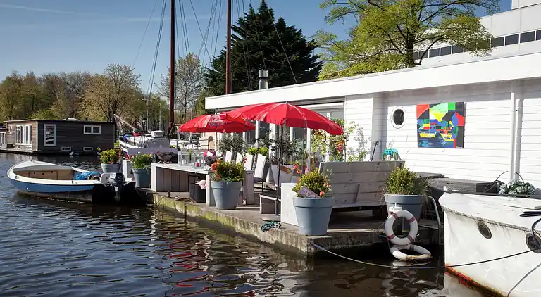 Houseboat in Amsterdam-Zuid