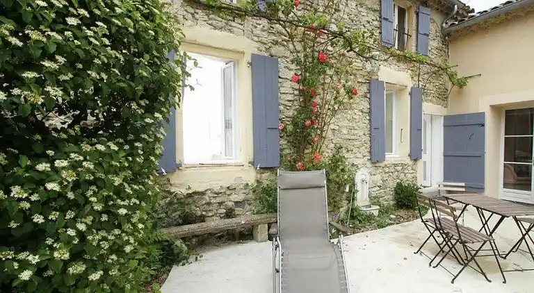 Gårdhus i Rochefort-en-Valdaine