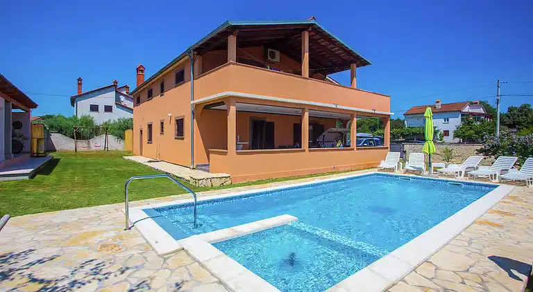 Farm house in Loborika