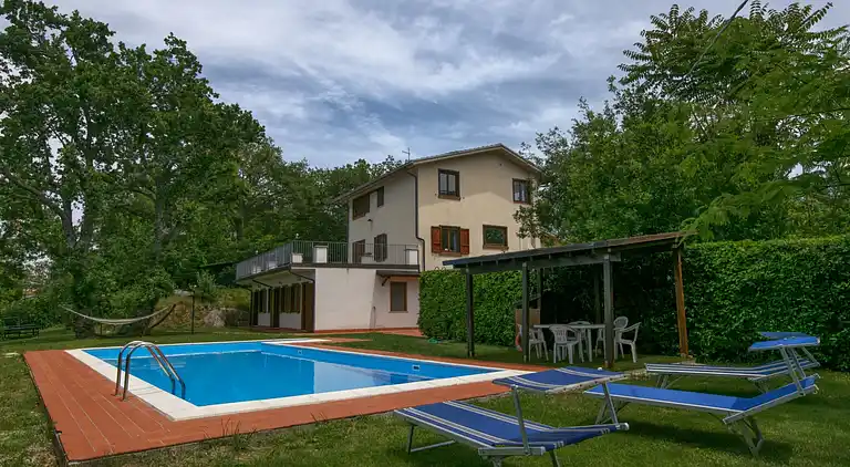 Manor house in San Valentino in Abruzzo Citeriore