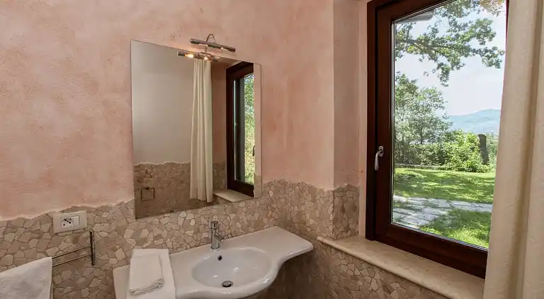 Manor house in San Valentino in Abruzzo Citeriore