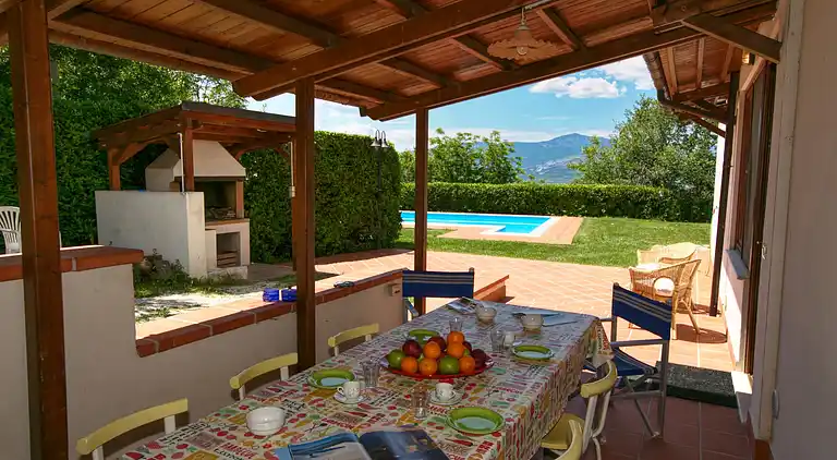 Manor house in San Valentino in Abruzzo Citeriore