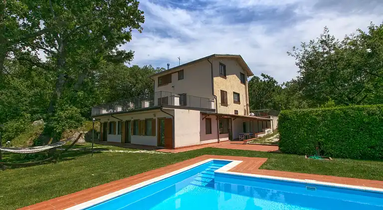 Manor house in San Valentino in Abruzzo Citeriore