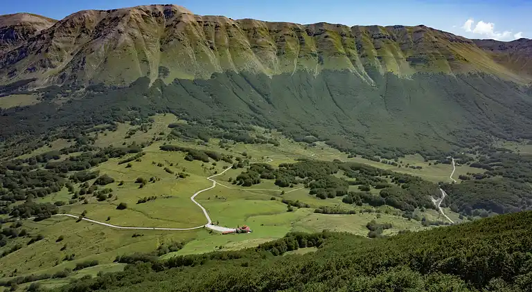 Manor house in San Valentino in Abruzzo Citeriore