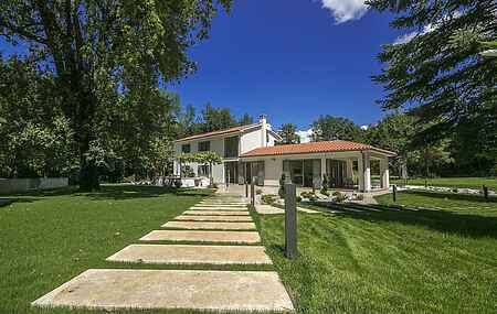 Villa en Santalezi
