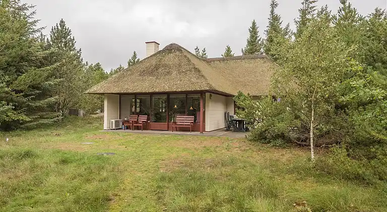 Fritidshus med stråtak för ro och närhet