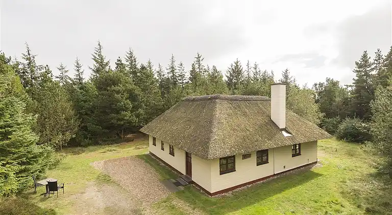 Fritidshus med stråtak för ro och närhet