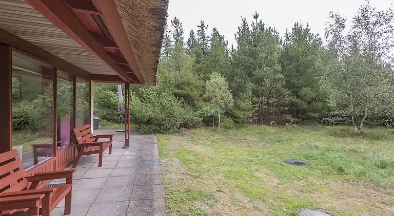 Fritidshus med stråtak för ro och närhet