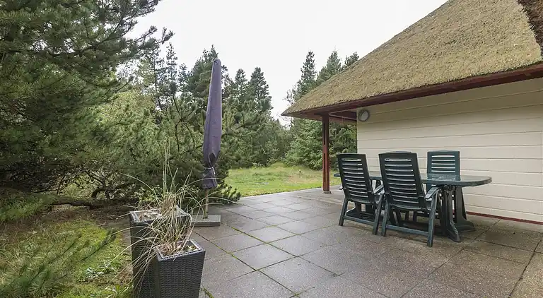 Fritidshus med stråtak för ro och närhet