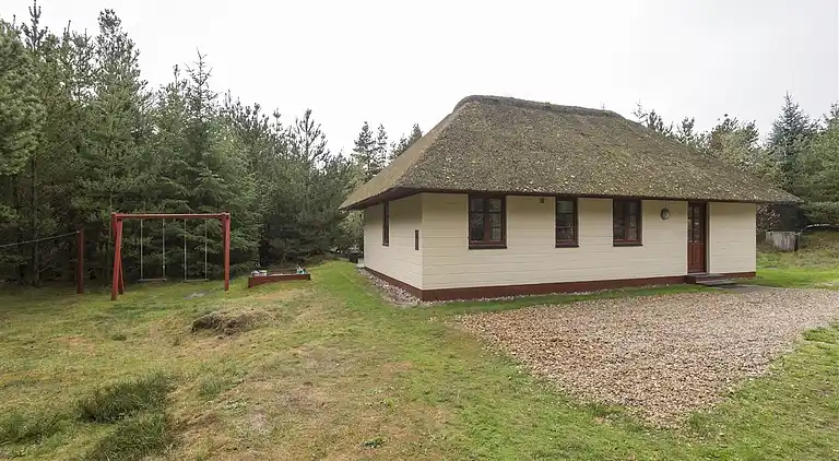 Fritidshus med stråtak för ro och närhet