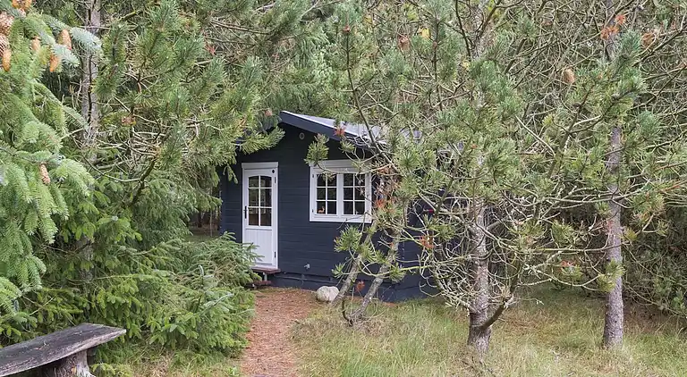 Fritidshus med stråtak för ro och närhet