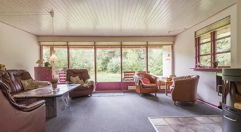 Fritidshus med stråtak för ro och närhet