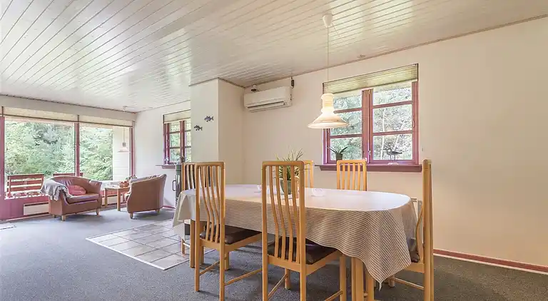 Fritidshus med stråtak för ro och närhet