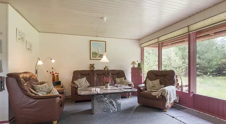 Fritidshus med stråtak för ro och närhet