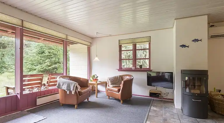 Fritidshus med stråtak för ro och närhet