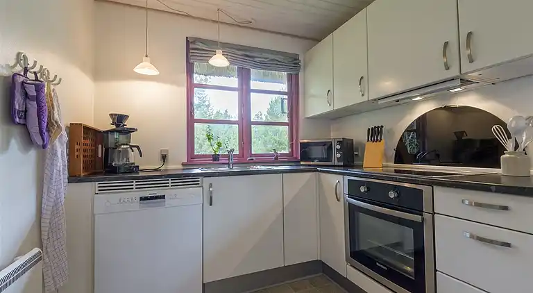 Fritidshus med stråtak för ro och närhet