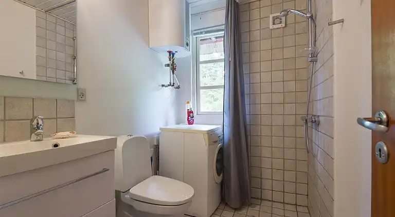 Fritidshus med stråtak för ro och närhet