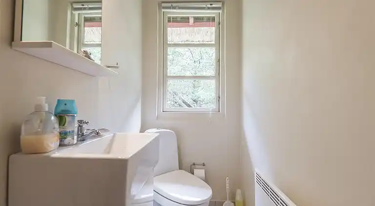 Fritidshus med stråtak för ro och närhet