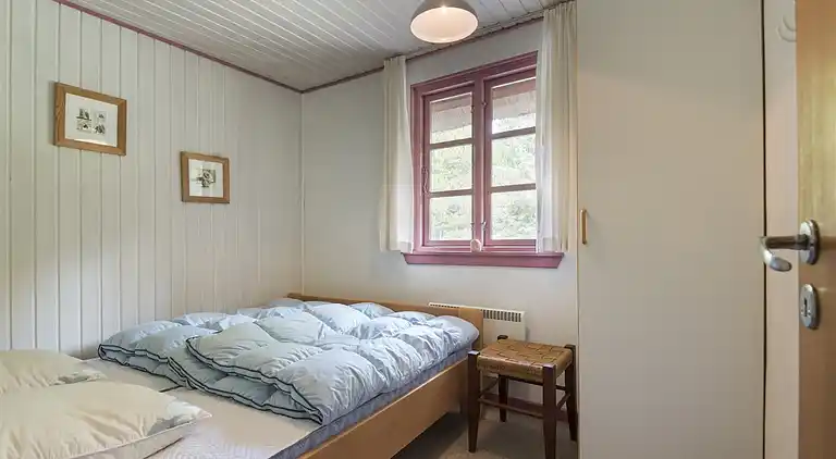 Fritidshus med stråtak för ro och närhet